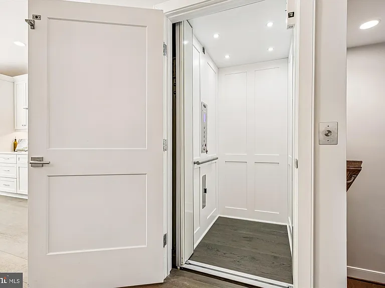 10340 Grosvenor Pl — Photo 5
