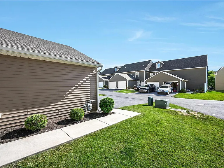721 Farmwood Ln — Photo 22
