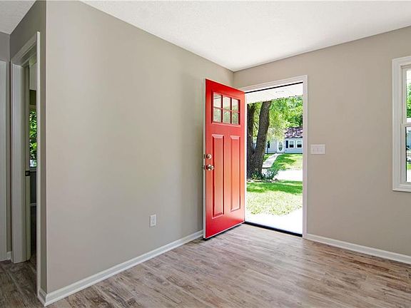 3rd image of 5210 Crest Dr