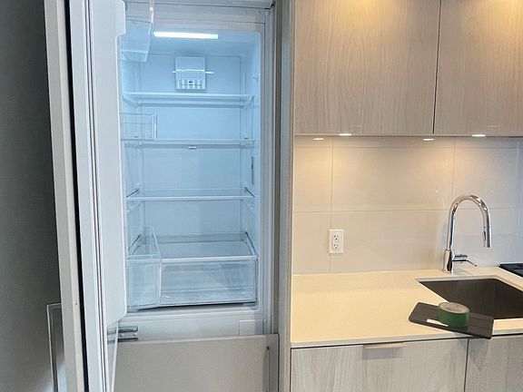 4th image of 448 Burnhamthorpe Rd W #2409