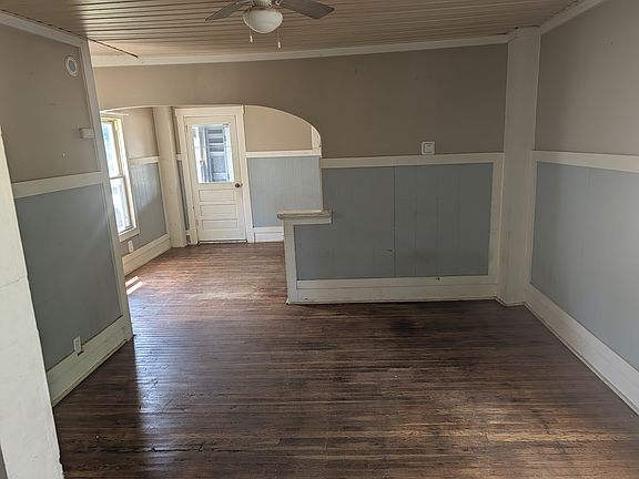 3rd image of 1033 Myers Ave