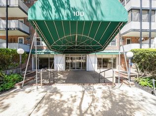 100 Lincoln Ave APT 28C, Mineola, NY 11501