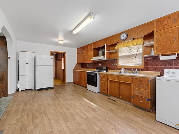 5th image of 1423 Evans St