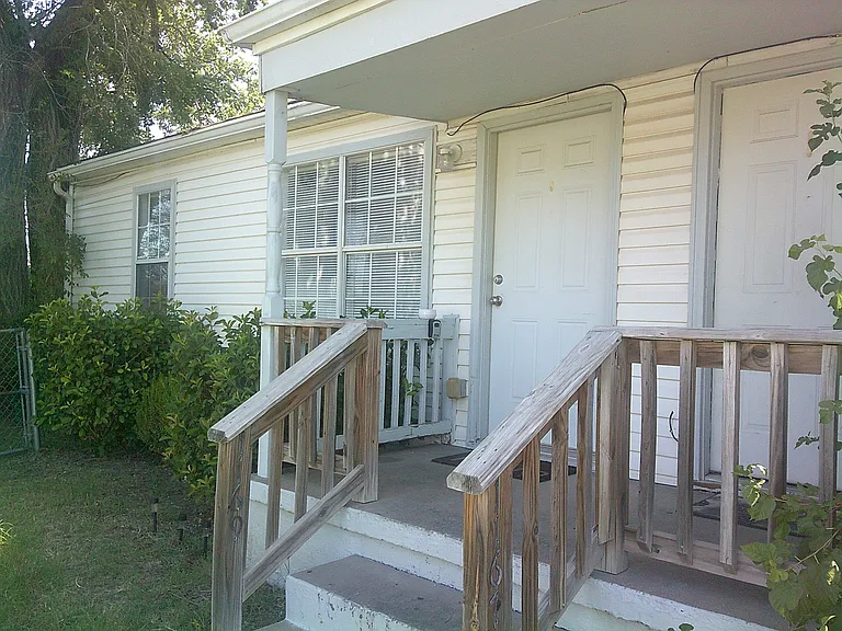 1167 NW Ozmun Ave — Photo 1