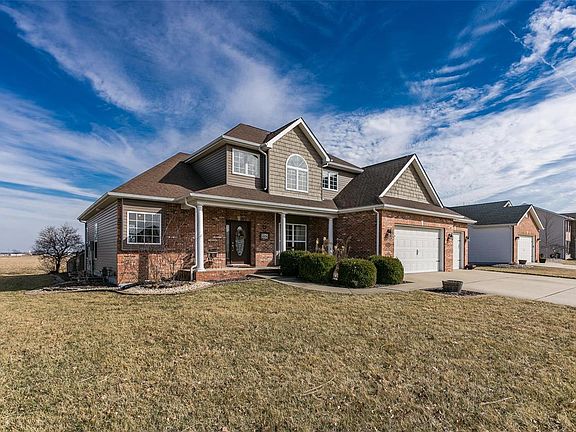 2nd image of 136 Oakshire Dr E