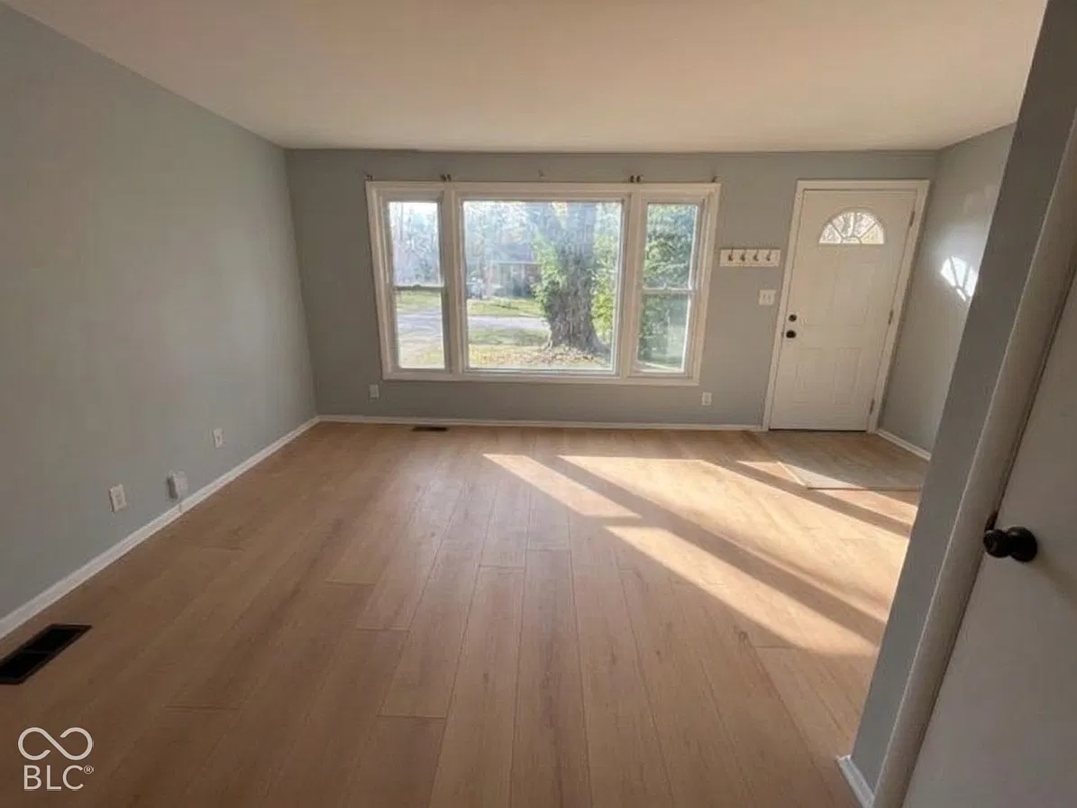 3 bed, 1.0 bath, 1050 sqft, $1,800 — Photo 2