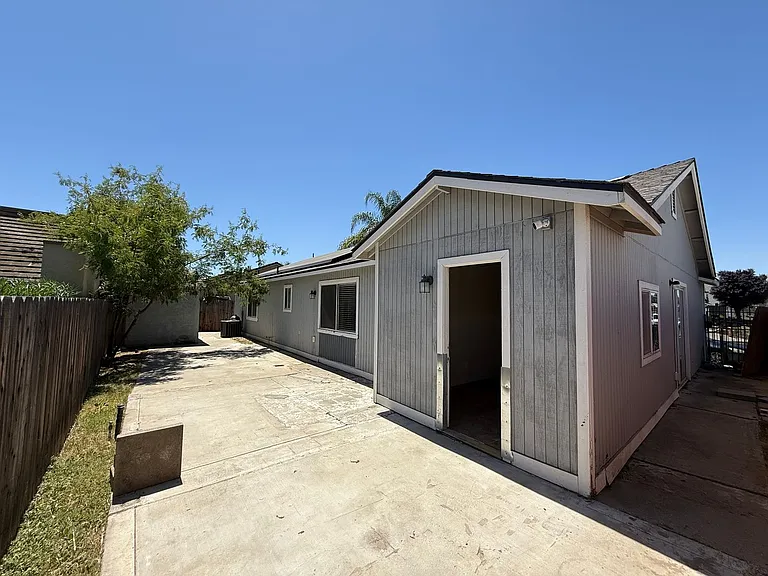 2054 Hyannis Cir — Photo 26