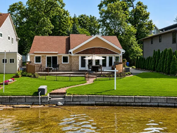 560 Black Oaks Trl, Howell, MI 48843