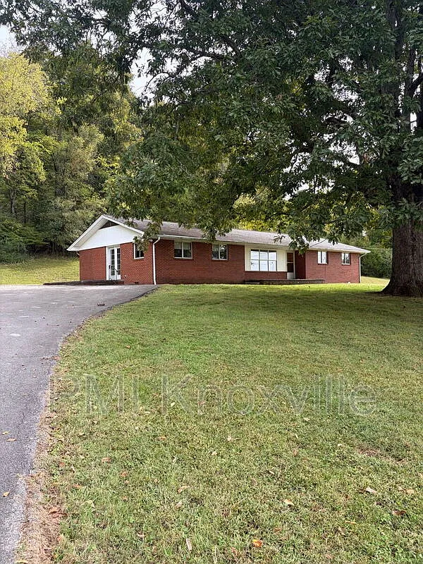 3 bed, 2.0 bath, 1673 sqft, $2,100 — Photo 2