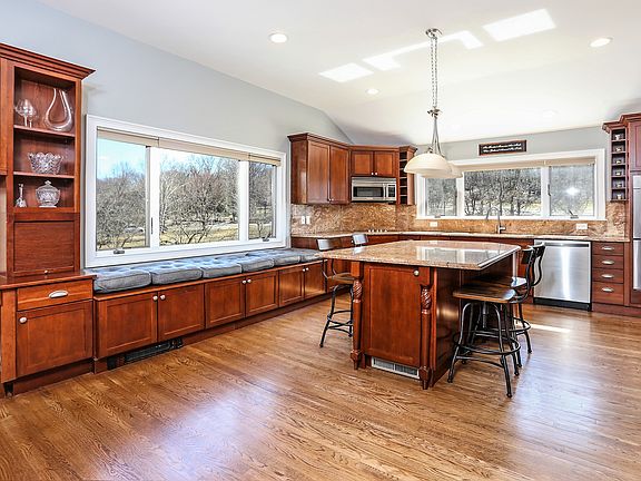 3rd image of 2 Brady Ln