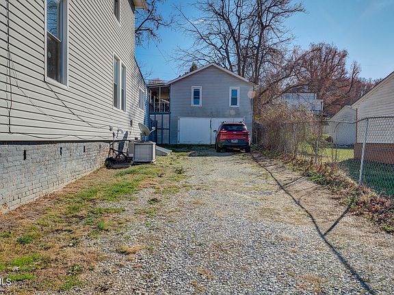 4th image of 429 W Pine St