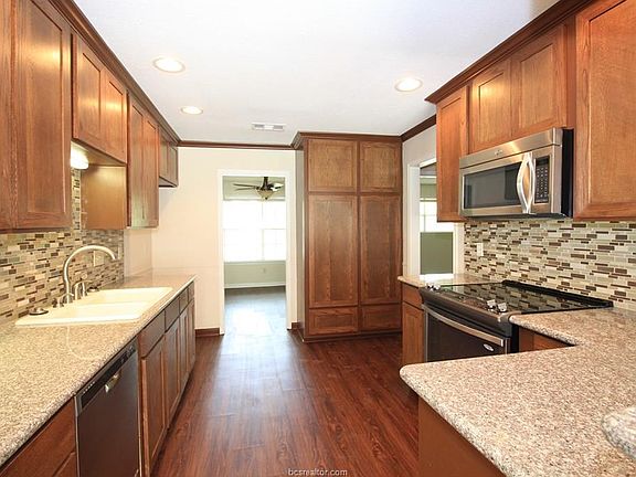 4th image of 1017 Rose Cir