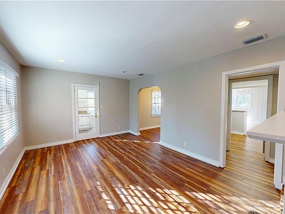 4th image of 3054 Calais St