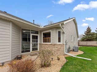 718 Emerald Rdg, Roseville, MN 55113