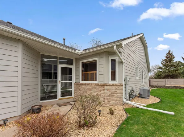 718 Emerald Rdg, Roseville, MN 55113