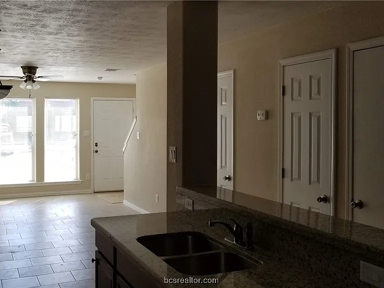 903 Balcones Dr #3-B — Photo 4