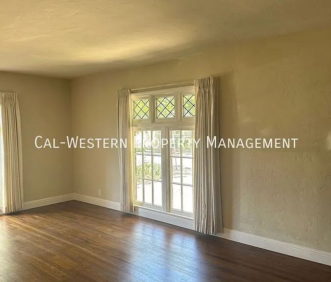 1385 Newport Ave — Photo 11