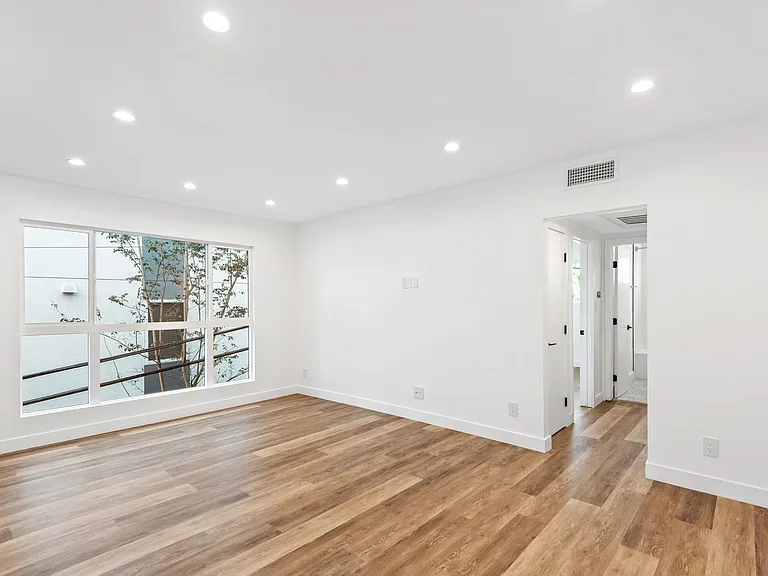 1563 Gordon St — Photo 6