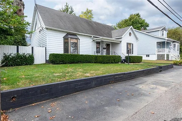 5136 Heege Rd photo 1