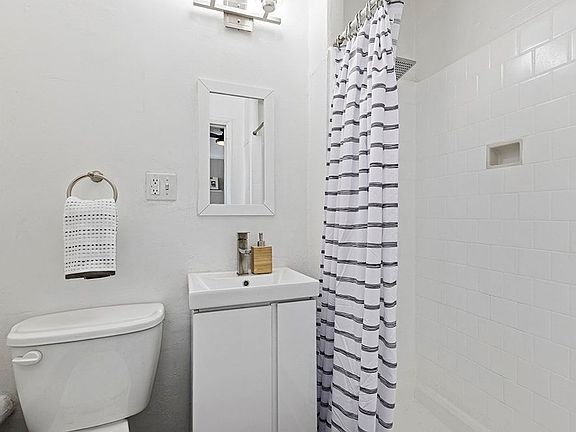 5th image of 5640 Santa Monica Blvd APT 422