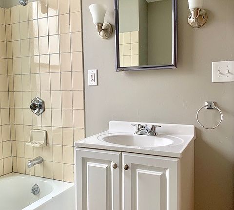 5th image of 114 Huetter Ave #1