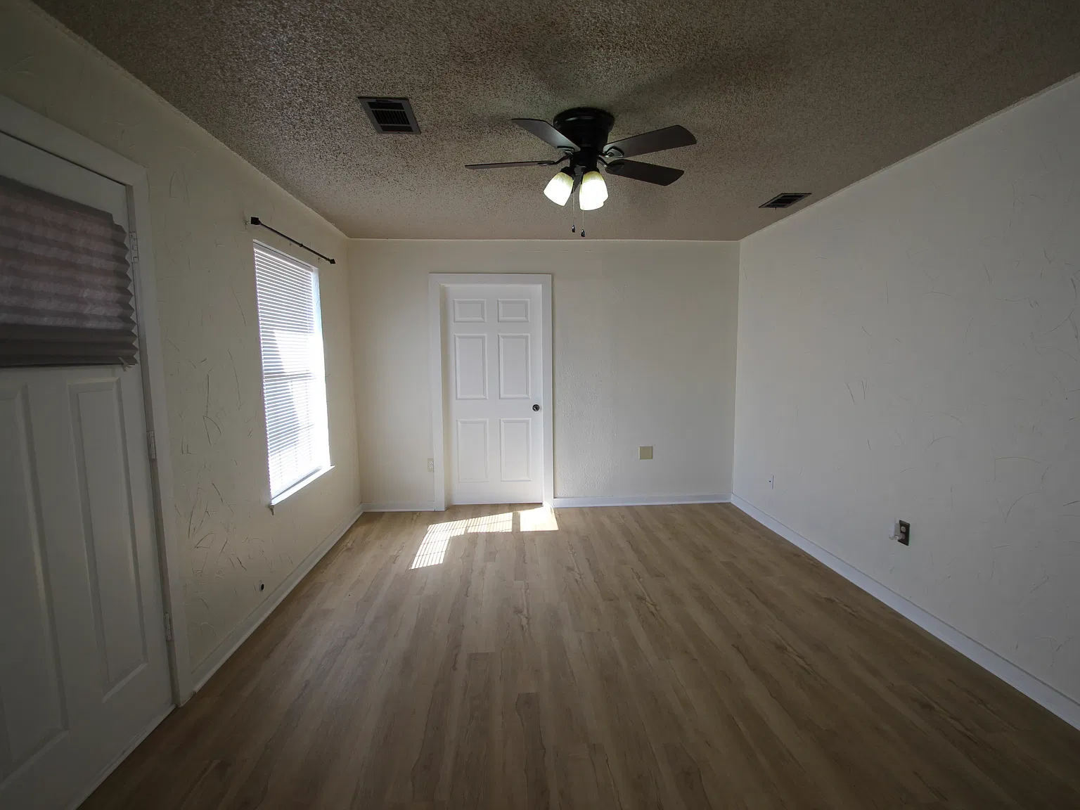 2 bed, 818 sqft, $1,400 — Photo 4