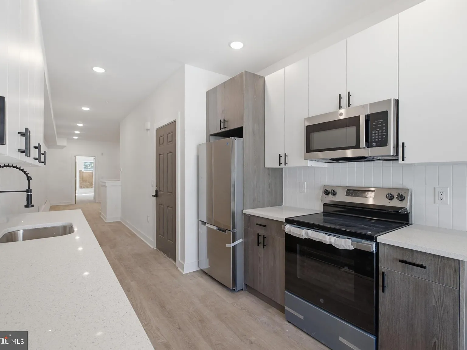 3 bed, 3.0 bath, $1,800 — Photo 1