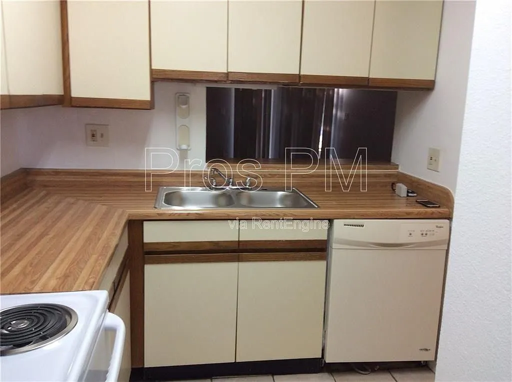 3 bed, 2.0 bath, 1083 sqft, $1,800 — Photo 4