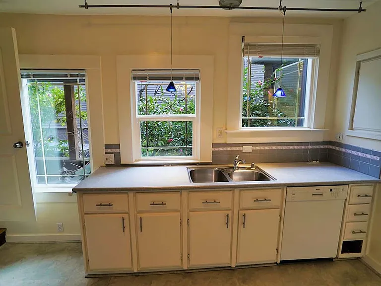 2836 Derby St — Photo 4
