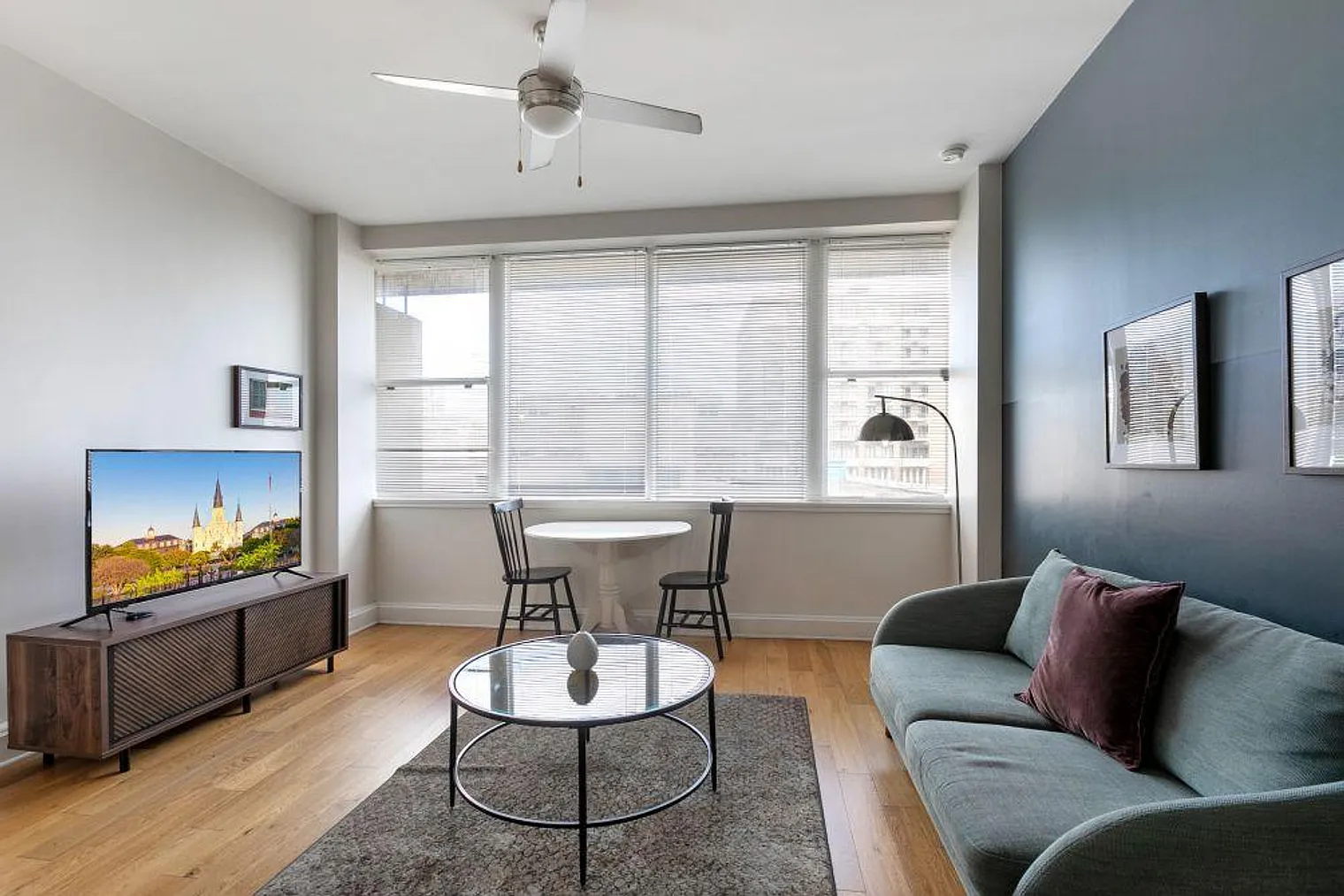 1 bed, 1.0 bath, 430 sqft, $3,846 — Photo 2