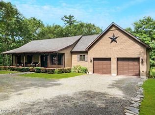 129 Crescent Lake Cove Ct, Milford, PA 18337