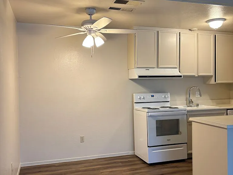 The Summit Apts. — Photo 4