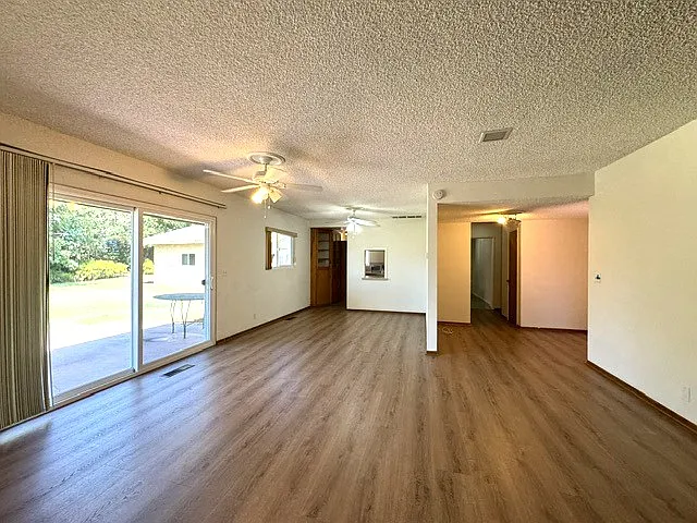 211 Green Oaks Dr — Photo 4
