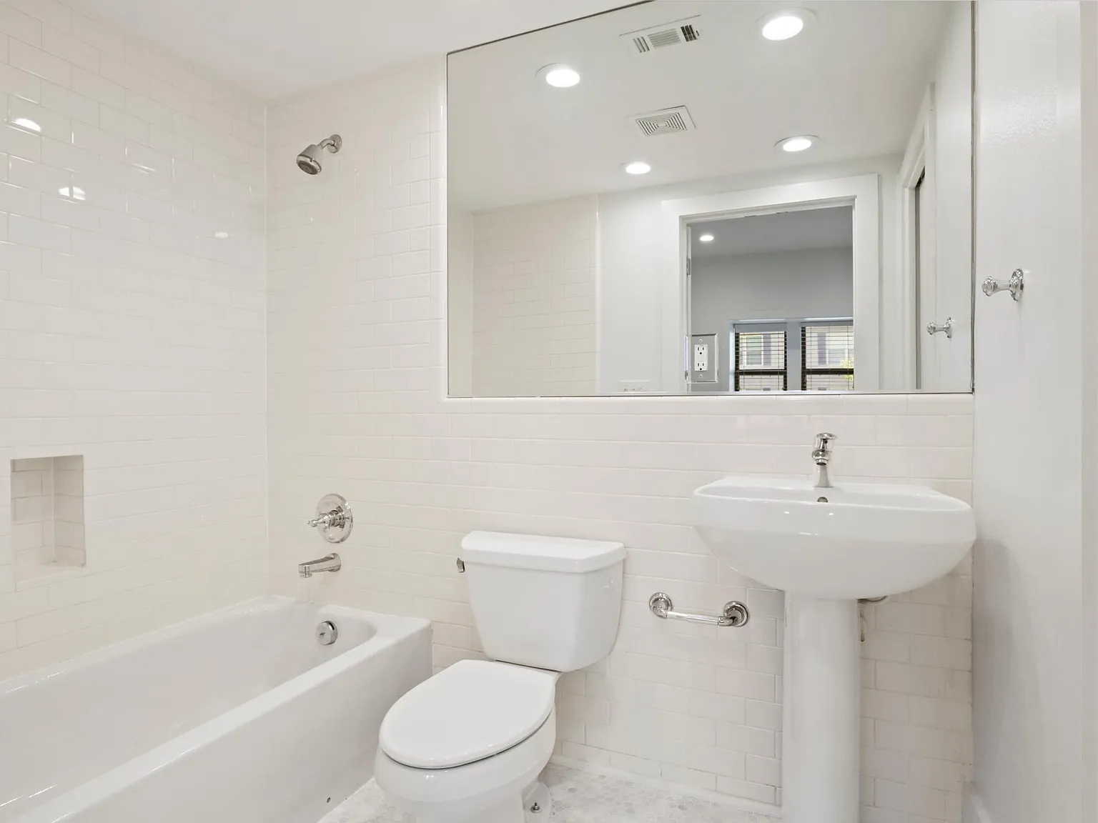 3 bed, 3.5 bath, 1948 sqft, $4,000 — Photo 4