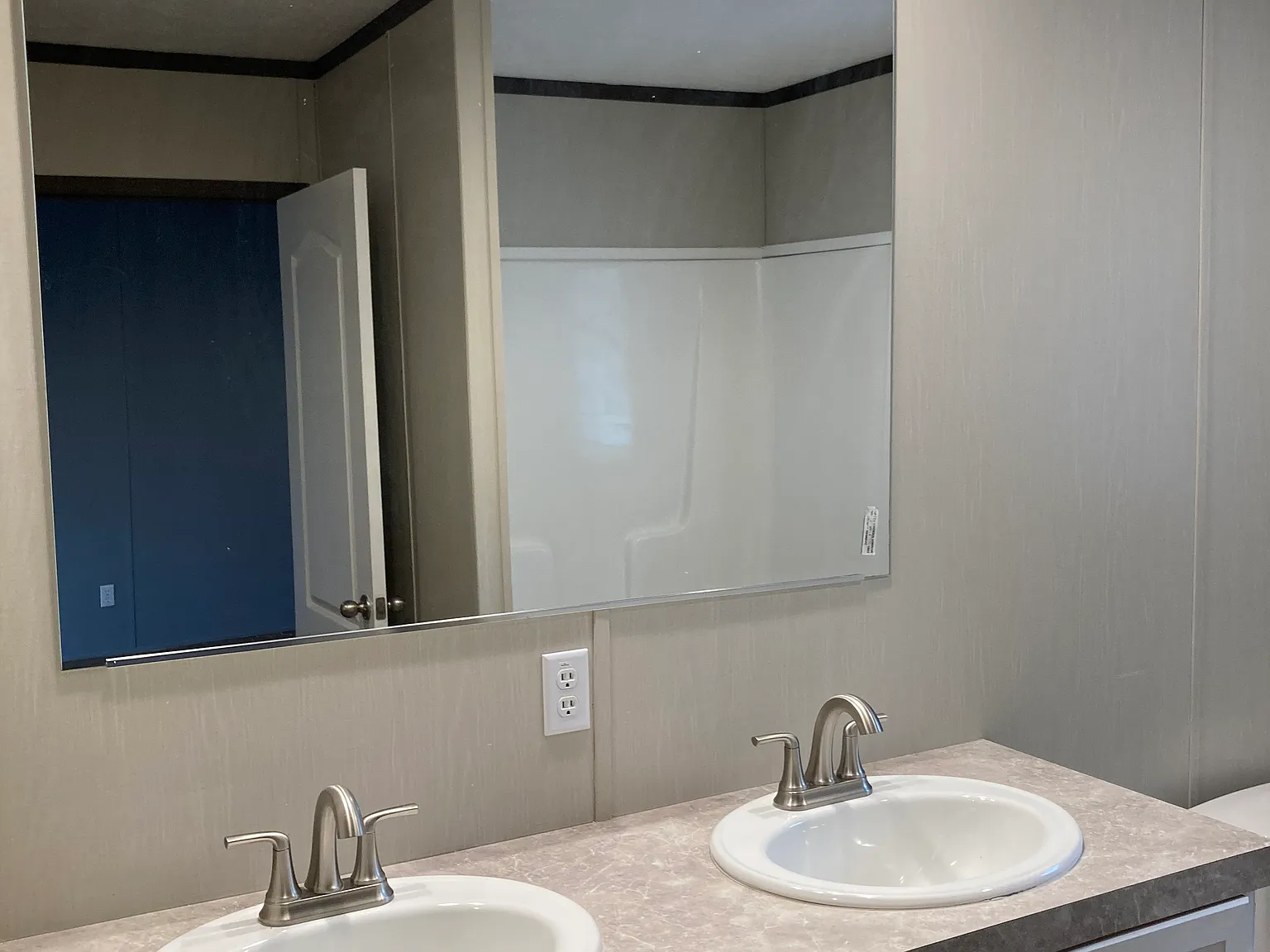 3 bed, 1200 sqft, $1,433 — Photo 3