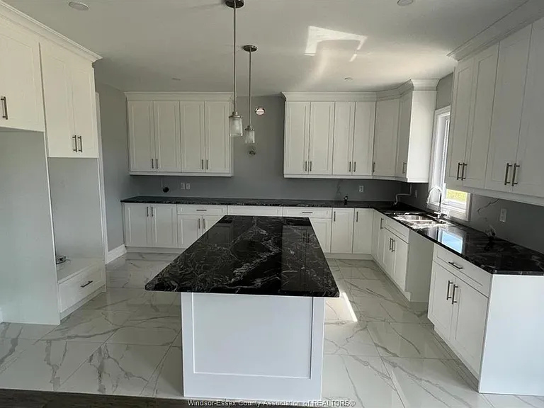 319 Benson Ct — Photo 4