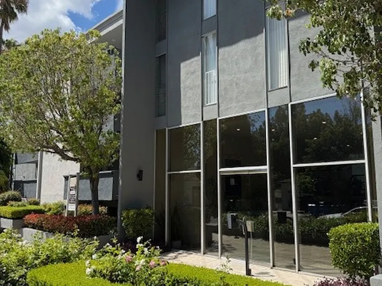 Encino Grand Manor — Photo 2