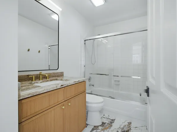 171 Old Oak Ct W, Buffalo Grove, IL 60089