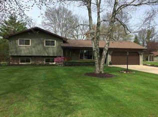 N1385 Ellen Ln, Greenville, WI 54942