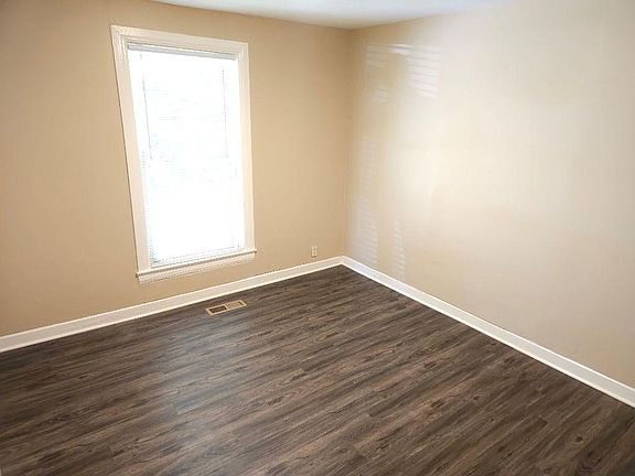 5th image of 205 Chamberlain Dr #A