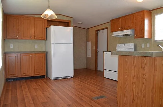 126 Robert St — Photo 6