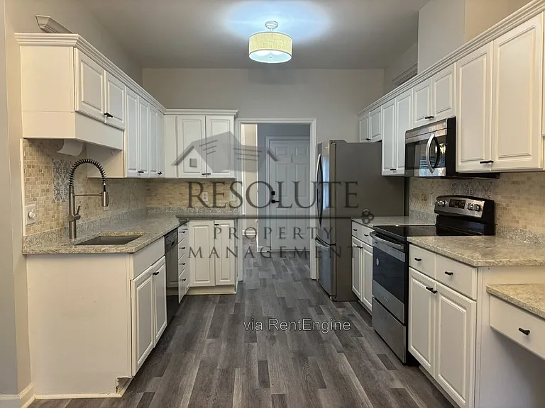 100 Woodbend Ct — Photo 2