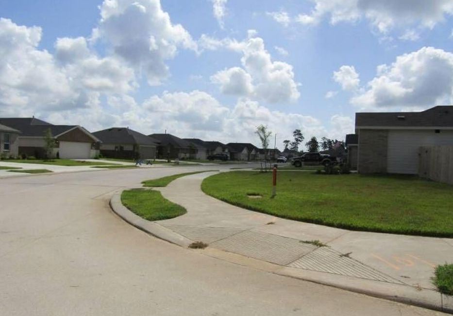 Exterior Neighborhood (street photo)