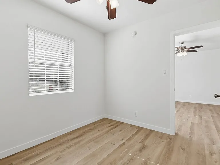 2425-2431 S Ridgeley Dr — Photo 10