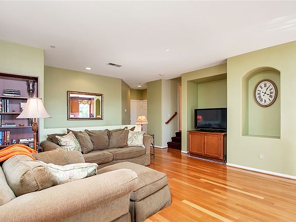 4th image of 816 Mahogany St