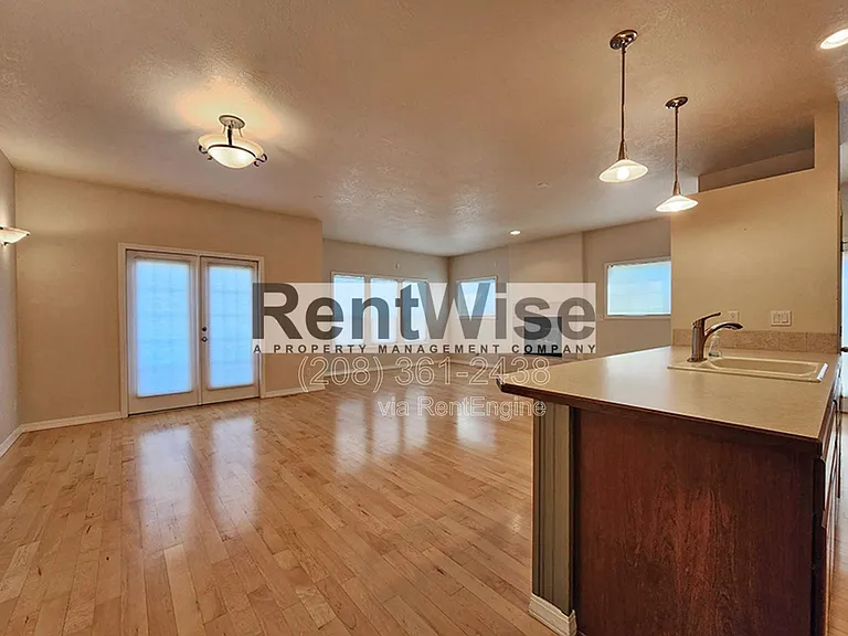 318 W Highland St — Photo 5