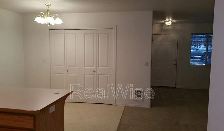 933 NE Hidden Valley Dr — Photo 4