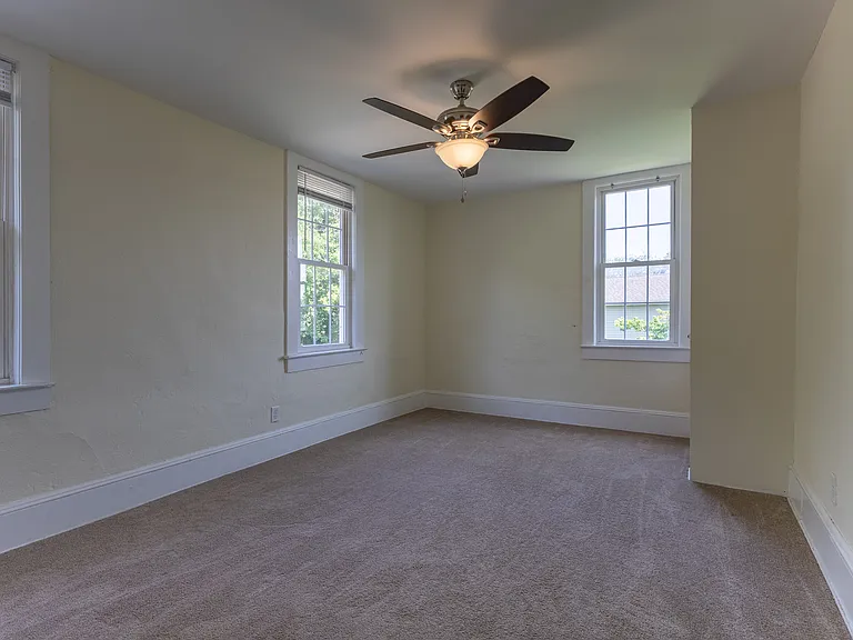 321 N Pine St — Photo 7