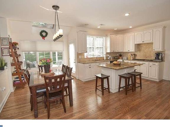 5th image of 15 Amherst Ct