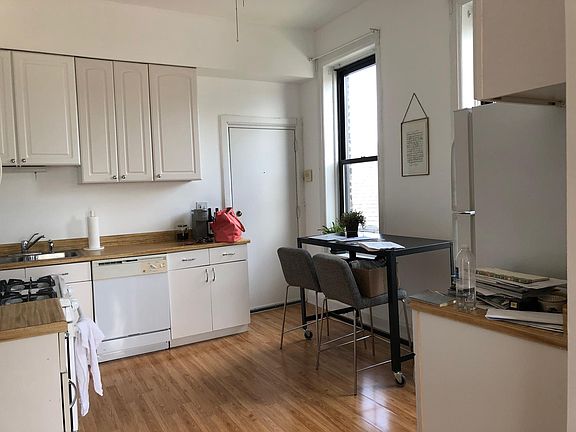 4th image of 1449 N Wood St APT 1R